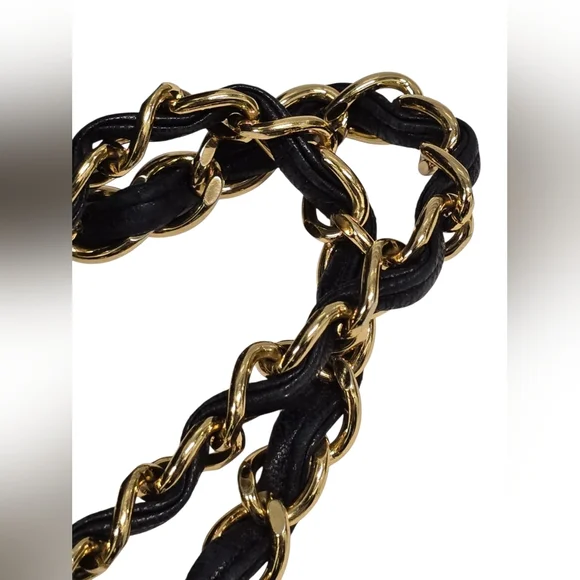 CHANEL Black Lambskin Camera Bag Vintage - Picture 8 of 16